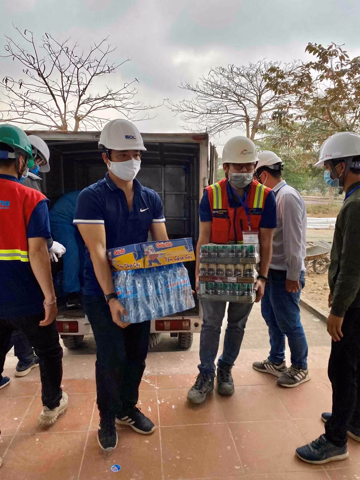 Nước, café, mỳ tôm và một số nhu yếu phẩm… do chính quyền Tỉnh Hải Dương, UBMTTQ Hải Dương, Phòng cảnh sát kinh tế - Công an tỉnh Hải Dương và các đơn vị khác gửi tặng đã được chuyển đến trong sáng nay nhằm động viên, chi viện cho lực lượng trực tiếp thi công Bệnh viện Dã chiến số 3. Đây là nguồn động viên, khích lệ to lớn đối với các cán bộ nhân viên Sun Group và công nhân nhà thầu.