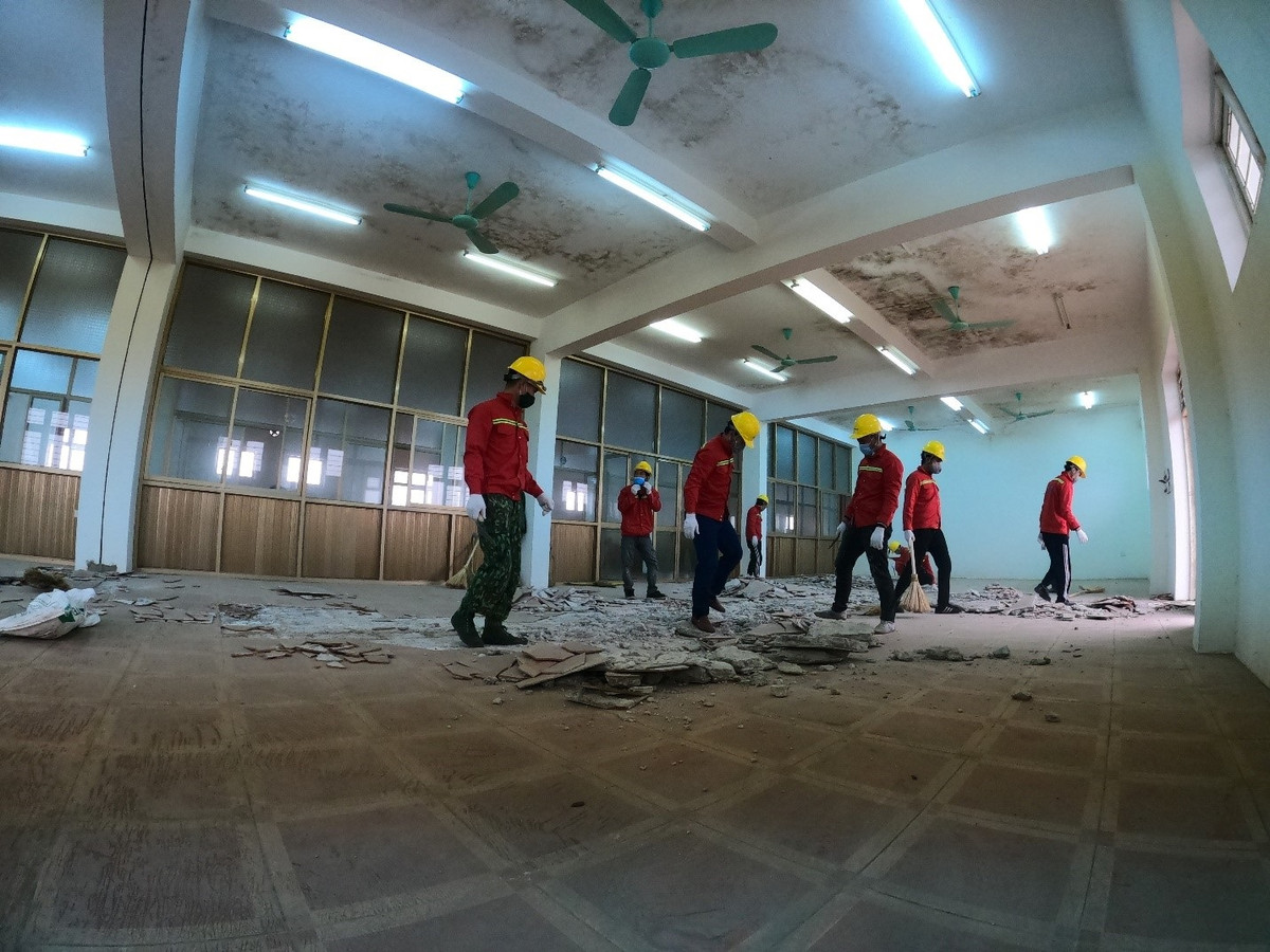 “Chúng tôi chấp nhận dấn thân vào nơi tâm dịch, chỉ mong bệnh viện xong sớm ngày nào tốt ngày đó để hỗ trợ Hải Dương dập dịch. So với những người ở tuyến đầu chống dịch như bác sĩ, quân đội thì sự đóng góp của chúng tôi có là gì đâu" - anh Phạm Hoàng Tuấn, Trưởng Ban QLXD Vùng Thủ đô (Sun Group) chia sẻ. 