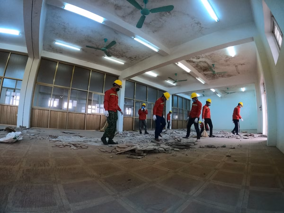 “Chúng tôi chấp nhận dấn thân vào nơi tâm dịch, chỉ mong bệnh viện xong sớm ngày nào tốt ngày đó để hỗ trợ Hải Dương dập dịch. So với những người ở tuyến đầu chống dịch như bác sĩ, quân đội thì sự đóng góp của chúng tôi có là gì đâu" - anh Phạm Hoàng Tuấn, Trưởng Ban QLXD Vùng Thủ đô (Sun Group) chia sẻ. 