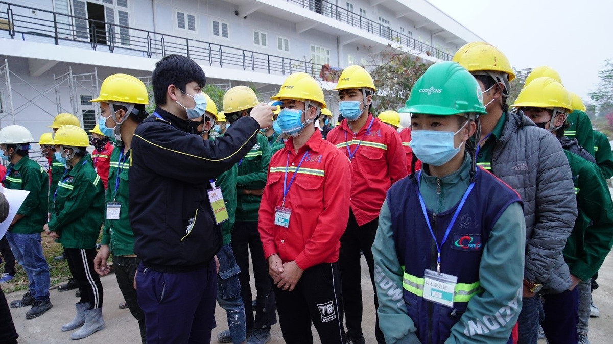 Toàn bộ cán bộ nhân viên và lực lượng nhân công được kiểm tra thân nhiệt và rửa tay sát khuẩn trước khi vào làm việc tại khu vực thi công. Hai chốt kiểm tra phòng dịch được thiết lập tại trường Đại học Sao Đỏ - cơ sở 2 để đảm bảo an toàn tối đa trong phòng ngừa dịch. 