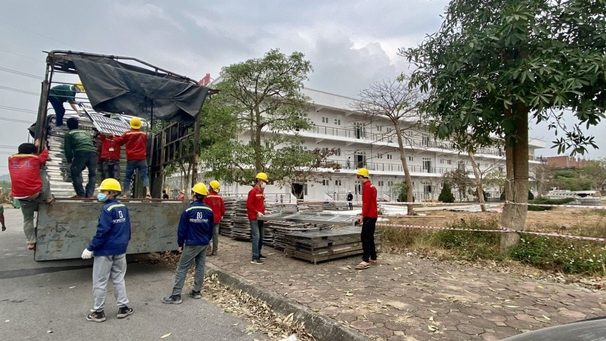 Trong sáng ngày 2/2, những chuyến xe đầu tiên chở trang thiết bị của bệnh viện Dã chiến Tiên Sơn (Đà Nẵng) gồm giường, tủ, quạt… dành để chi viện cho Hải Dương đã “cập bến” Trung tâm Thực hành Thực nghiệm trường Đại học Sao Đỏ - Cơ sở 2 (Chí Linh).