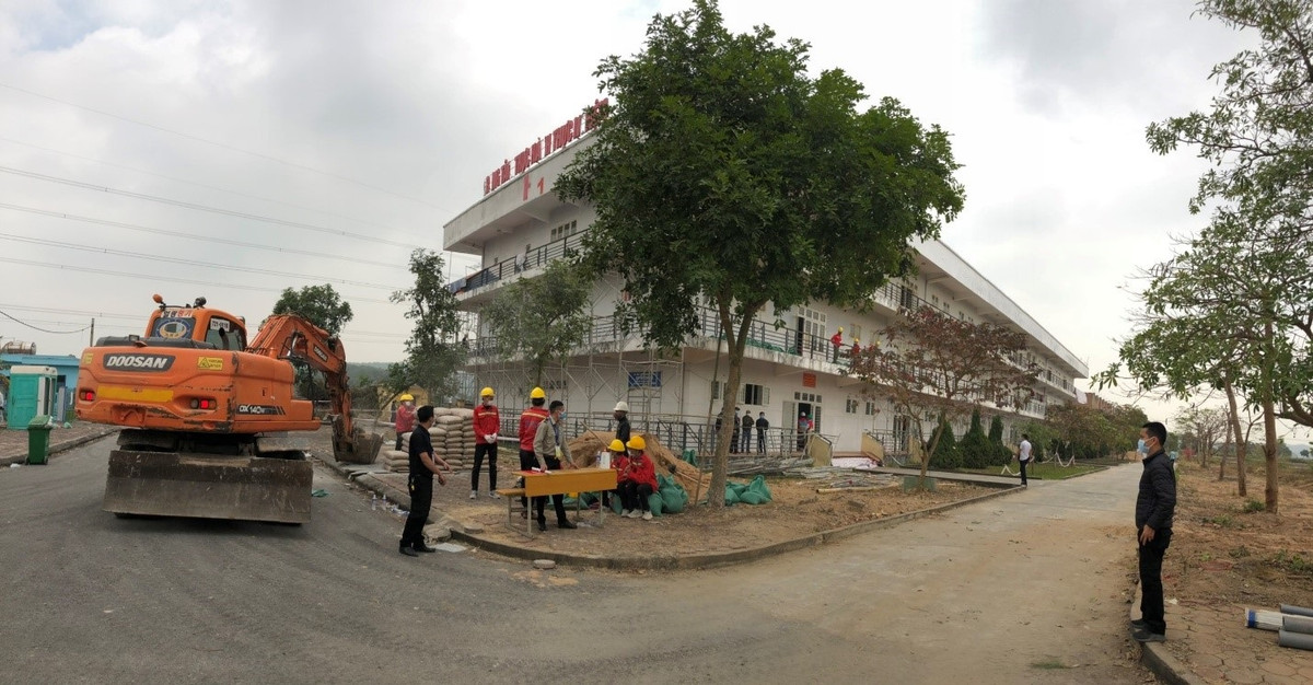 Bệnh viện dã chiến số 3 Hải Dương đang dần thành hình. Để đáp ứng yêu cầu trước mắt, sẽ có 200 giường bệnh được lắp đặt. Từng buồng bệnh đều trang bị đầy đủ tiện nghi, đáp ứng các tiêu chuẩn an toàn theo yêu cầu của Bộ Y tế. Theo kế hoạch cam kết với tỉnh, BVDC số 3 của Hải Dương sẽ hoàn thành và đi vào hoạt động từ ngày 8/2. Đại diện Sun Group, đơn vị này cùng với các nhà thầu nỗ lực đẩy nhanh tiến độ để đưa BV vào hoạt động từ 6/2.