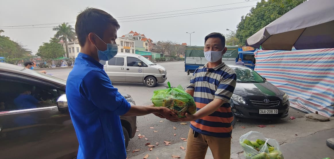 Anh Hà Văn Linh ở tỉnh Tuyên Quang đang làm công nhân tại Công ty Hải Nam, thị trấn Lai Cách chia sẻ, từ khi dịch COVID-19 bùng phát, Cẩm Giàng phải cách ly, phong toả, toàn bộ công nhân đều phải ở nhà, không có tiền lương, việc chi tiêu gặp muôn vàn khó khăn. "Những món quà được trao tặng đã giúp công nhân chúng em vơi bớt nỗi vất vả, vững tin cùng địa phương thực hiện tốt quy định về phòng chống dịch."- anh Linh xúc động nói. 