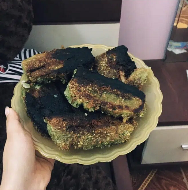 Mai doc tin tuc, co gai tao ra “xuc xich bong dem”, dan mang 