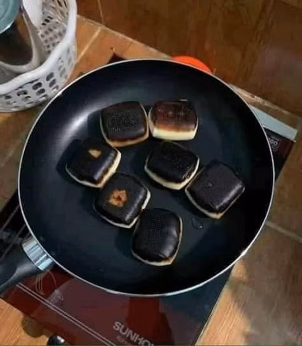 Mai doc tin tuc, co gai tao ra “xuc xich bong dem”, dan mang 