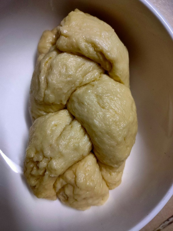 Mai doc tin tuc, co gai tao ra “xuc xich bong dem”, dan mang 