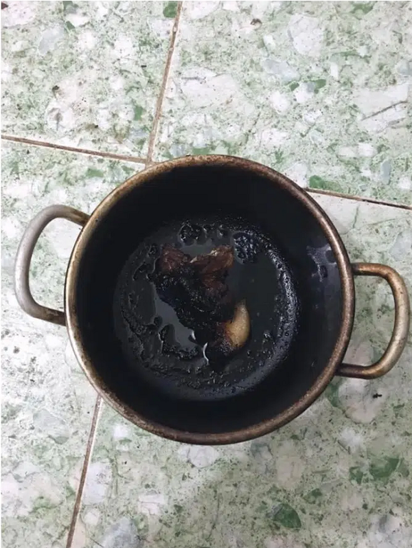 Mai doc tin tuc, co gai tao ra “xuc xich bong dem”, dan mang 