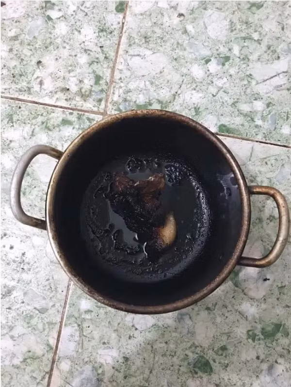 Mai doc tin tuc, co gai tao ra “xuc xich bong dem”, dan mang 