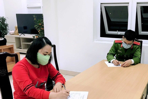 Nu cong nhan dung thuyen vuot song tu Hai Duong sang Quang Ninh “ne” chot