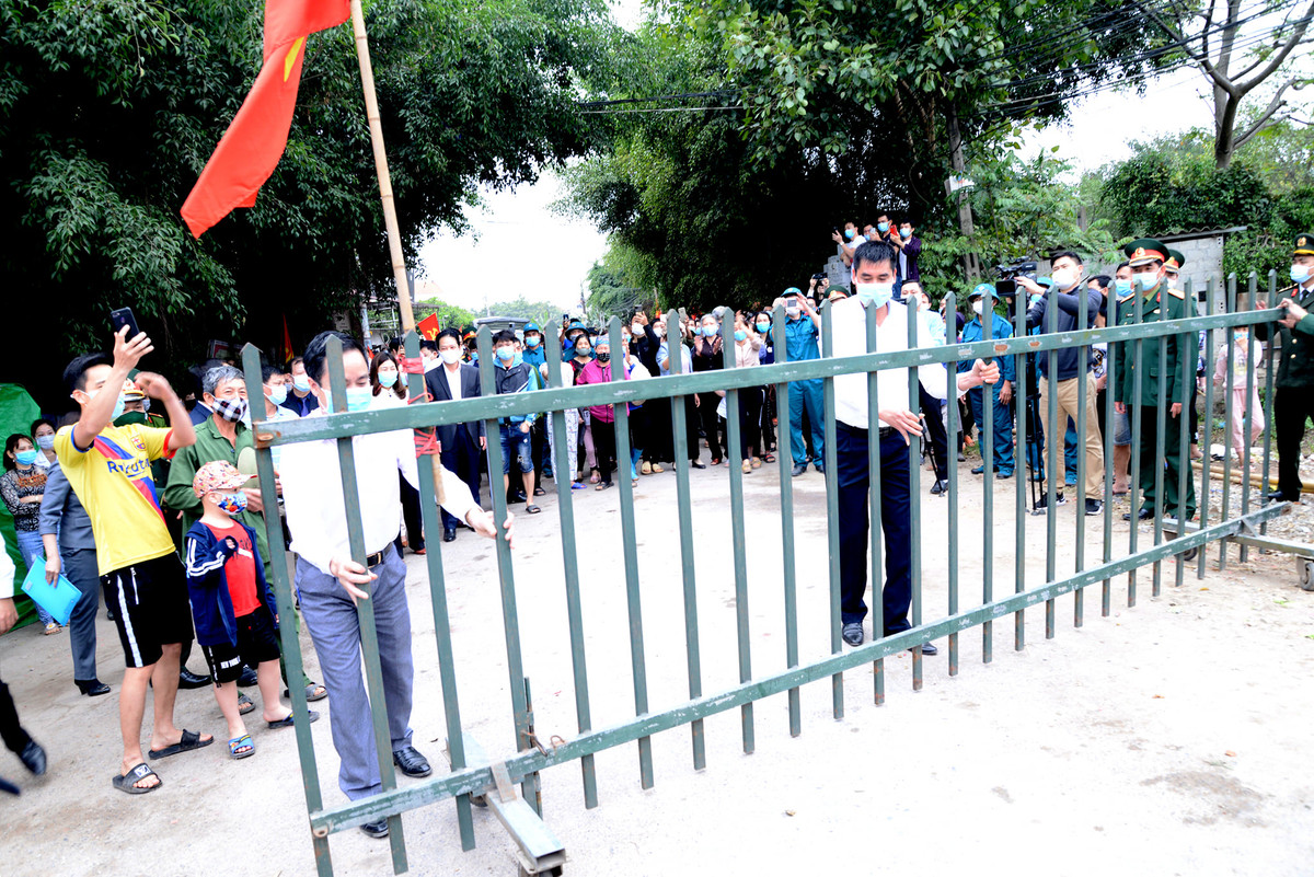 Trước đó, ngày 8/2, anh P.H.N. (BN 2060, SN 1983, tại thôn Từ Hồ, xã Yên Phú, huyện Yên Mỹ, tỉnh Hưng Yên, giáo viên Trường cao đẳng Du lịch và Công thương, địa chỉ khu 14 – thị trấn Lai Cách, tỉnh Hải Dương) có kết quả xét nghiệm dương tính với SARS-CoV-2. Bệnh nhân này đã lây nhiễm COVID-19 cho mẹ (BN 2062) và vợ (BN 2063) và tiếp xúc với nhiều người ở huyện Yên Mỹ và huyện Khoái Châu. 