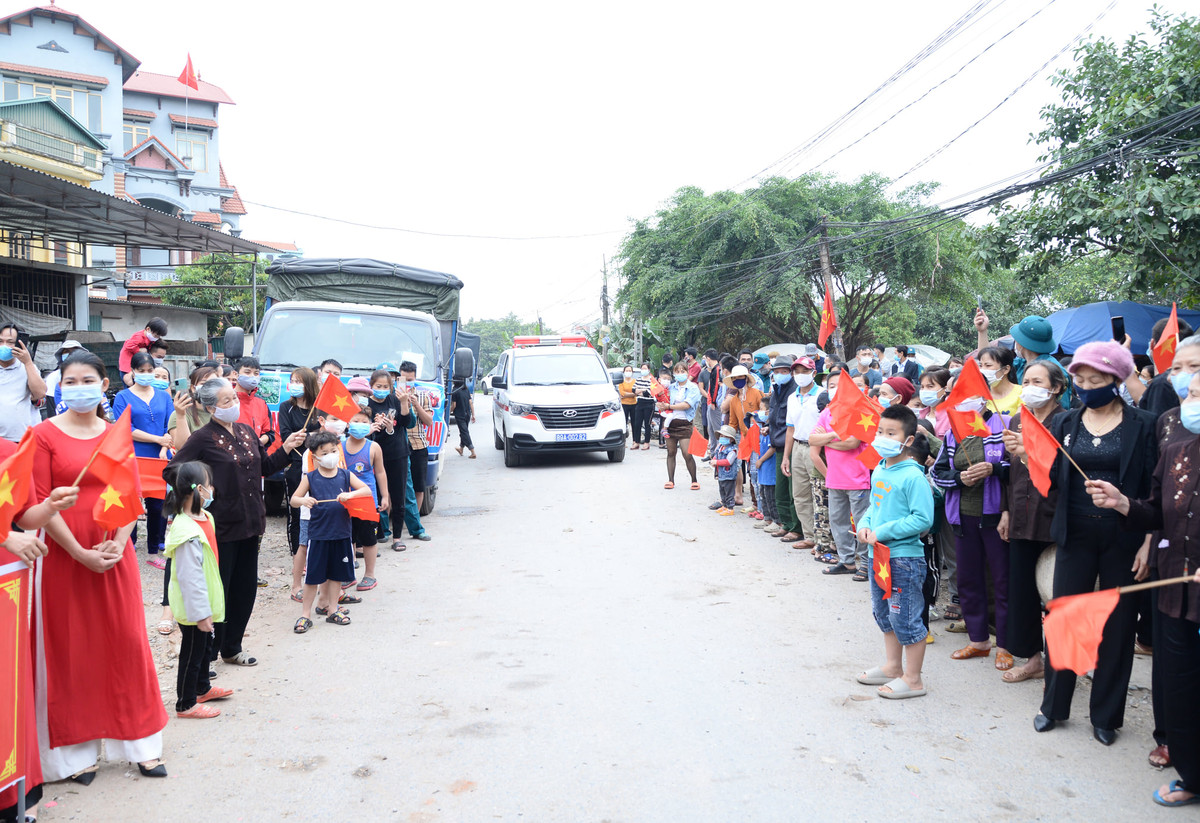 Sau đó, huyện Yên Mỹ đã ra Quyết định phong tỏa, cách ly toàn bộ xã Yên Phú có khoảng 4.000 hộ, với hơn 15.000 nhân khẩu và thực hiện các biện pháp phòng, chống dịch bệnh theo quy định. Tỉnh Hưng Yên yêu cầu thực hiện dãn cách xã hội tại huyện Yên Mỹ và huyện Khoái Châu… 