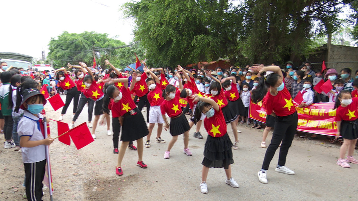 Người dân xã Yên Phú vỡ òa hạnh phúc sau khi chiến thắng dịch COVID-19.