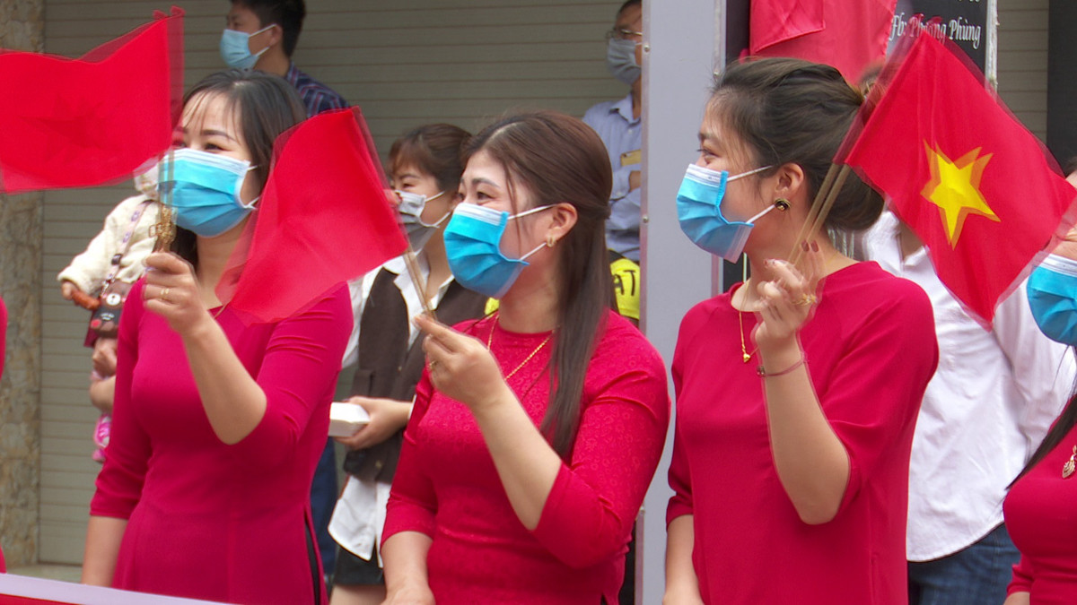 Qua 15 ngày triển khai, các địa phương ở hai huyện đều thực hiện nghiêm việc giãn cách xã hội, rà soát người dân từng đến xã Yên Phú và các địa điểm có nguy cơ khác ở các huyện Khoái Châu, Yên Mỹ, Văn Giang. Người dân tự giác thực hiện khai báo y tế, không tụ tập đông người, nghiêm túc thực hiện các biện pháp phòng, chống dịch theo quy định. 