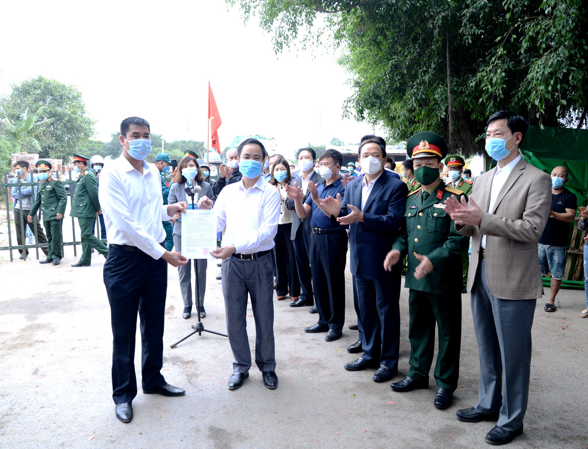 Sáng 26/2, xã Yên Phú (huyện Yên Mỹ, tỉnh Hưng Yên) được dỡ bỏ lệnh phong tỏa phòng dịch COVID-19 theo quyết định 803/QĐ-UBND của UBND huyện Yên Mỹ,