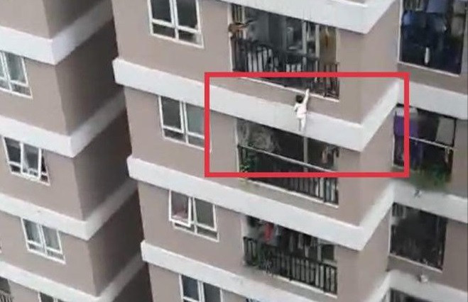 “Nguoi hung” cuu be gai roi tu tang 12: Xung dang duoc bieu duong