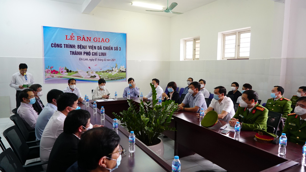 Phát biểu tại lễ bàn giao, ông Tăng Bá Bay – Phó Giám đốc Sở Xây dựng tỉnh Hải Dương cho biết, được khởi công từ ngày 1/2, đến nay bệnh viện dã chiến số 3 đã cơ bản hoàn thành, vượt tiến độ 1 ngày so với yêu cầu của tỉnh. “Các hạng mục thiết yếu nhất đã được nghiệm thu để tiến hành bàn giao cho đơn vị tiếp nhận quản lý vận hành, lắp đặt thiết bị y tế phục vụ hoạt động điều trị bệnh nhân…”, ông Bay nói.