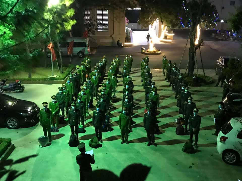 Lực lượng công an ra quân thực hiện nhiệm vụ trực chốt thi hành lệnh cách ly toàn xã hội.