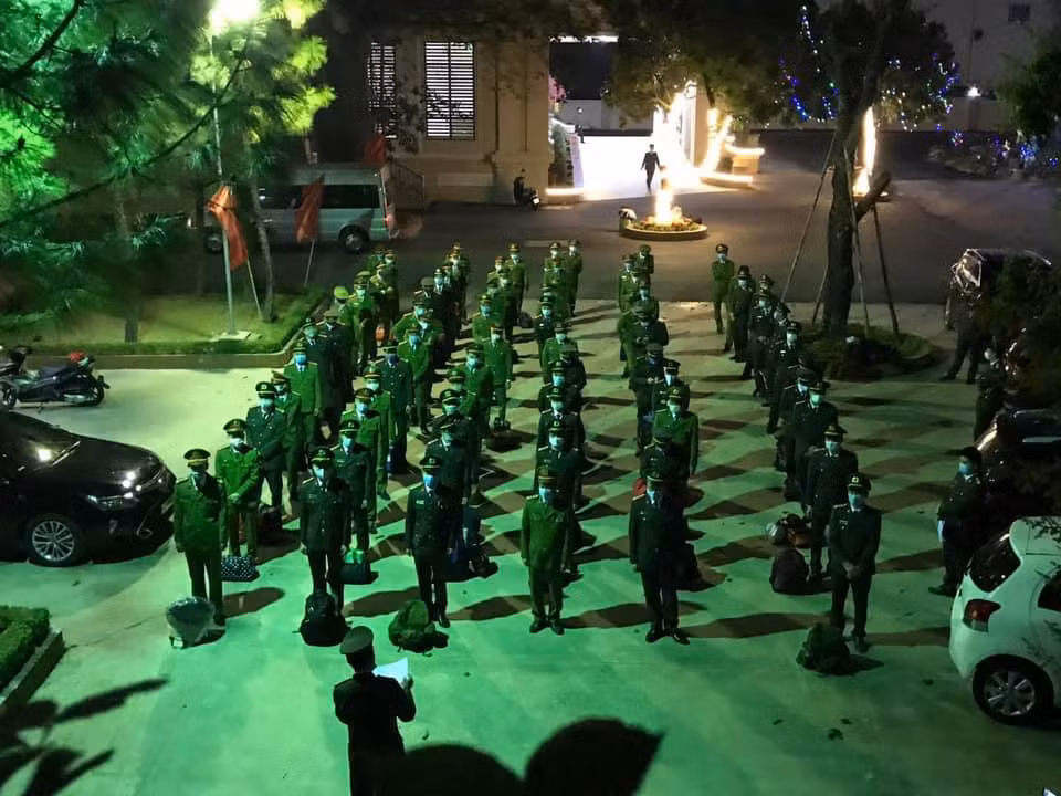 Lực lượng công an ra quân thực hiện nhiệm vụ trực chốt thi hành lệnh cách ly toàn xã hội.