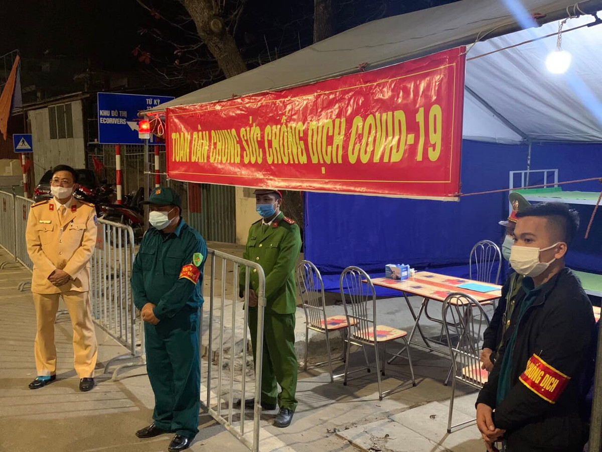 Từ thời điểm 0h ngày 16/2, hàng nghìn người gồm lực lượng công an, quân sự, y tế và các cấp, các ngành liên quan đã thực hiện nhiệm vụ tai các chốt kiểm soát dịch bệnh. Họ được trang bị đầy đủ đồ bảo hộ, khẩu trang, găng tay y tế, kính chắn giọt bắn... và sẽ làm nhiệm vụ trong suốt thời gian 15 ngày cách ly xã hội để bảo vệ người dân trước nguy cơ dịch COVID-19 lan rộng. 