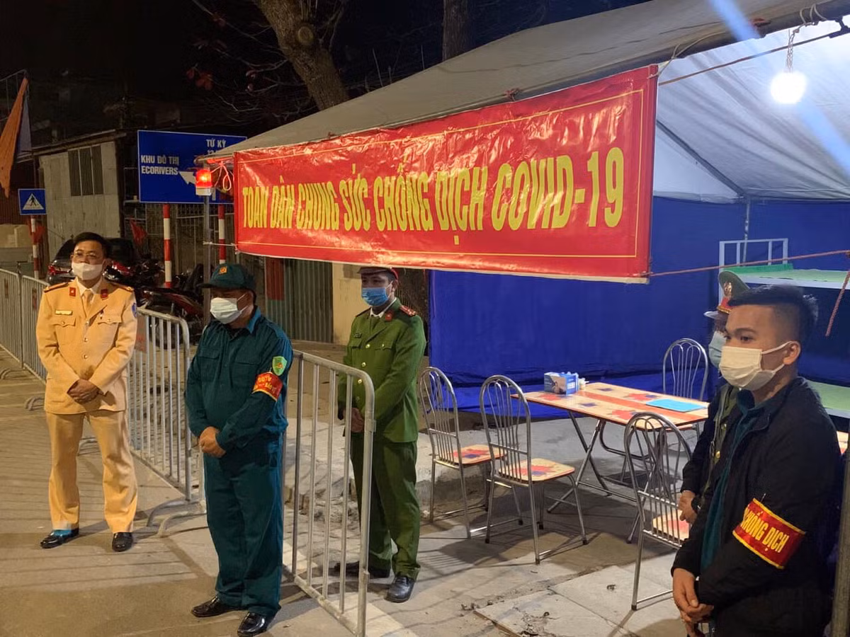 Từ thời điểm 0h ngày 16/2, hàng nghìn người gồm lực lượng công an, quân sự, y tế và các cấp, các ngành liên quan đã thực hiện nhiệm vụ tai các chốt kiểm soát dịch bệnh. Họ được trang bị đầy đủ đồ bảo hộ, khẩu trang, găng tay y tế, kính chắn giọt bắn... và sẽ làm nhiệm vụ trong suốt thời gian 15 ngày cách ly xã hội để bảo vệ người dân trước nguy cơ dịch COVID-19 lan rộng. 