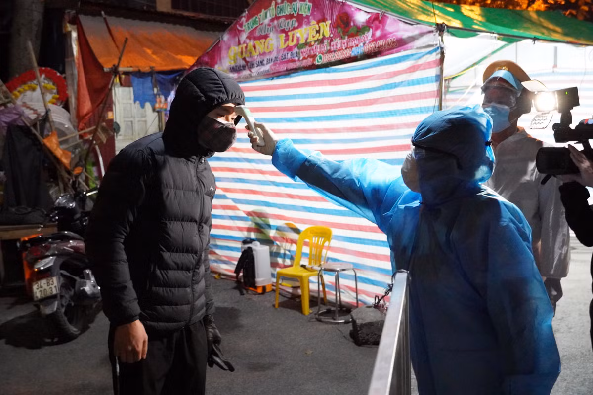 Người dân được qua chốt khi có đủ điều kiện và được kiểm tra y tế kỹ càng.