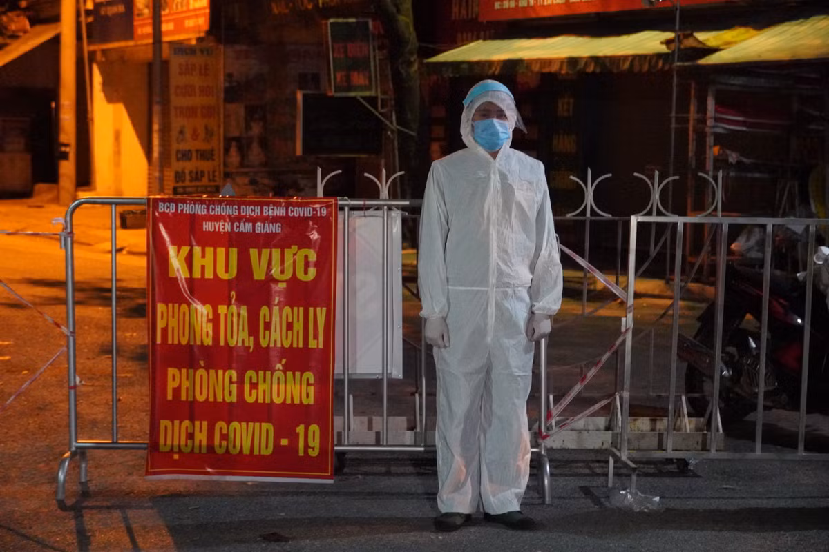 Một cán bộ trực chốt tại huyện Cẩm Giàng.