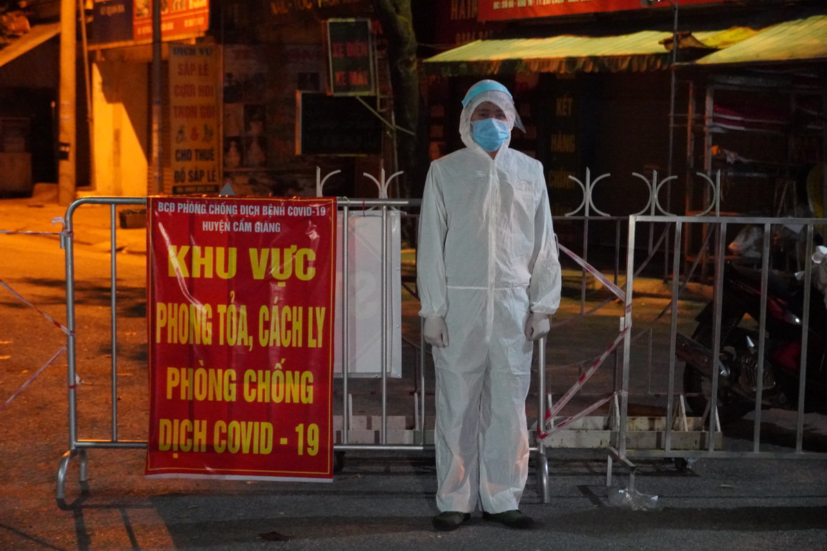 Một cán bộ trực chốt tại huyện Cẩm Giàng.