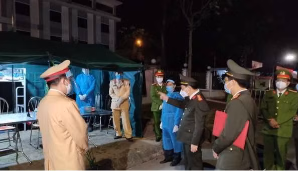 Đại tá Lê Ngọc Châu yêu cầu các cán bộ chiến sỹ làm nhiệm vụ chú ý công tác phòng dịch, bảo vệ bản thân để làm nhiệm vụ. Đồng thời chỉ đạo kiểm soát chặt đối với người, phương tiện ra vào chốt. Trường hợp không được phép qua chốt thì kiên quyết không cho ra vào chốt. Các chốt thực hiện nghiêm việc kiểm soát cũng là hình thức nâng cao ý thức, tinh thần phòng chống dịch cho người dân. 