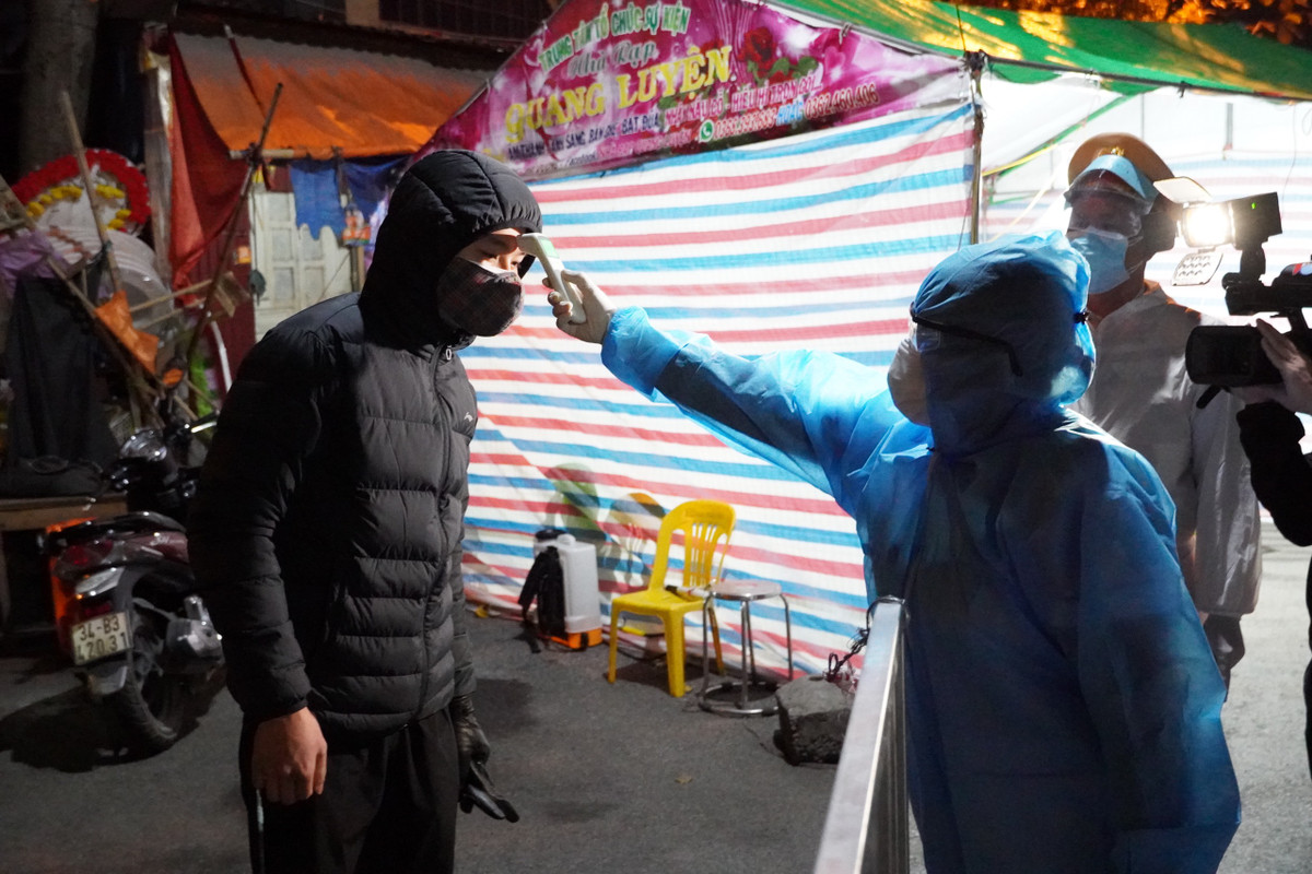 Người dân được qua chốt khi có đủ điều kiện và được kiểm tra y tế kỹ càng.