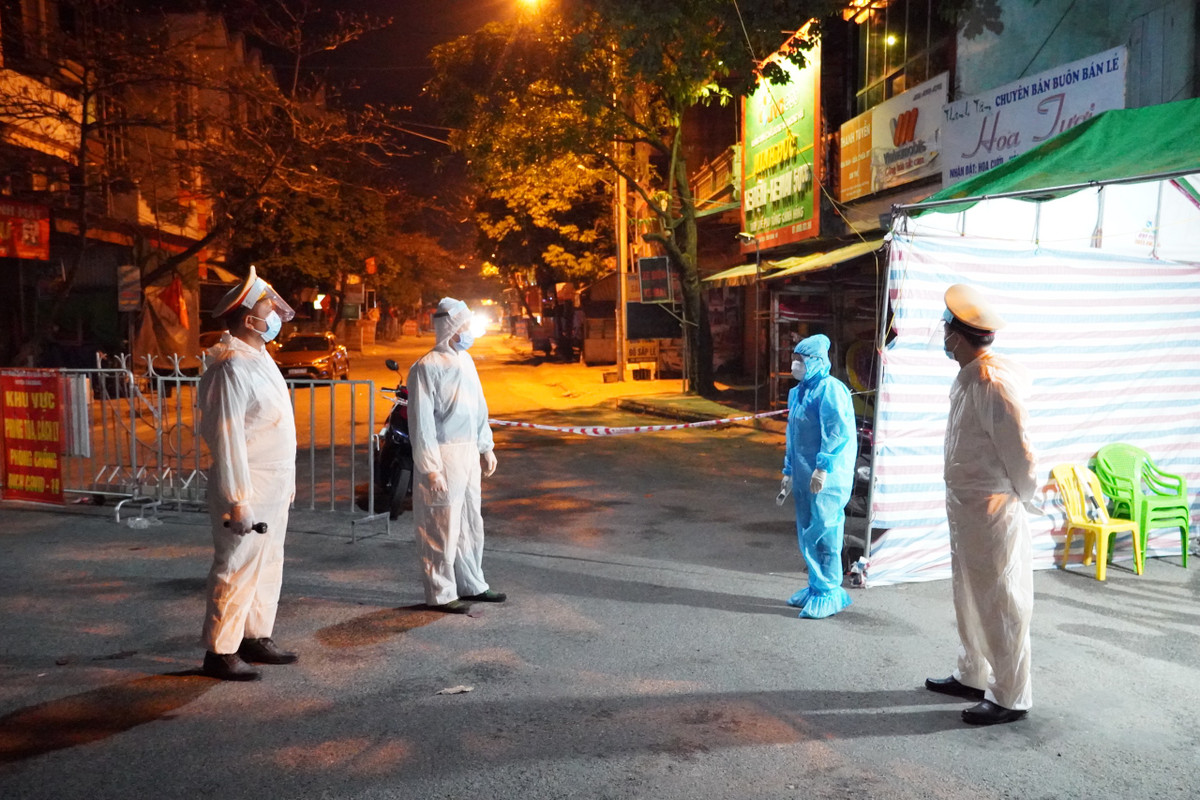 Lực lượng chức năng xuyên đêm trực chốt.