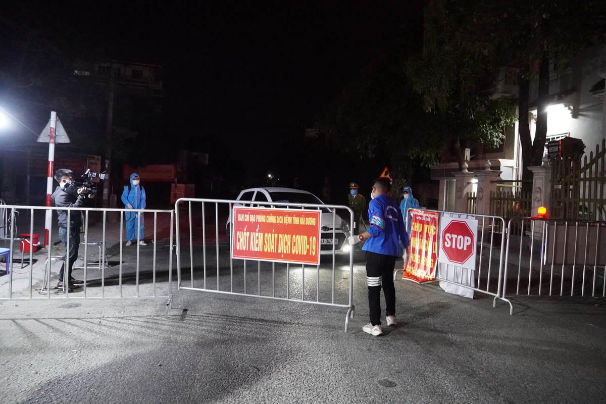 Các tình nguyện viên tham gia trực chốt.