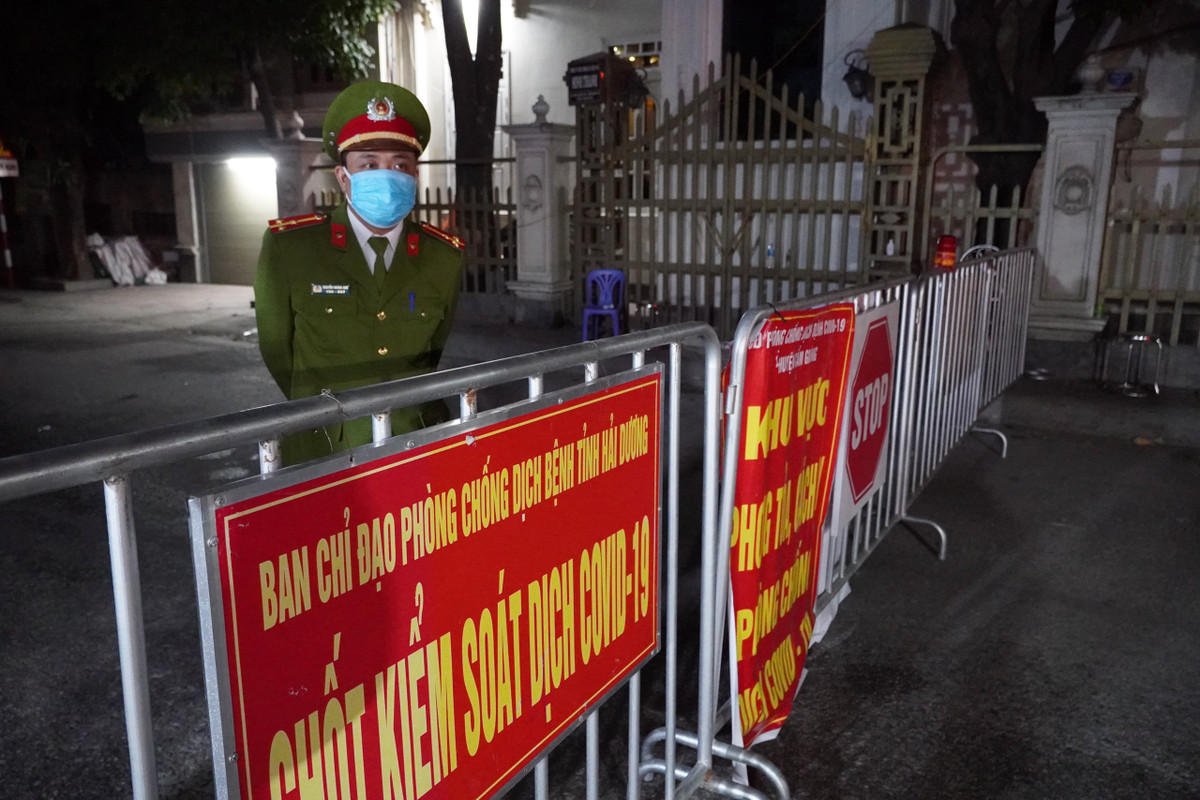 Một cán bộ công an thực hiện nhiệm vụ trực chốt.