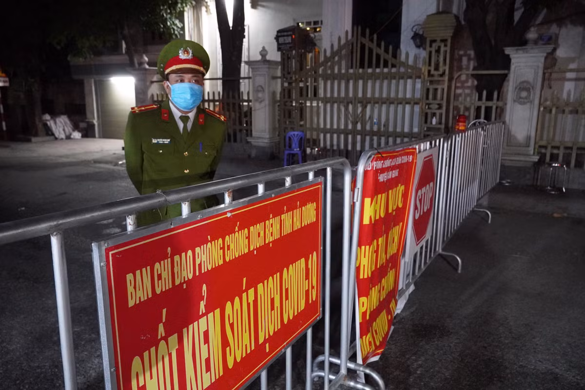 Một cán bộ công an thực hiện nhiệm vụ trực chốt.