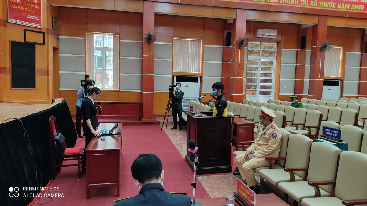 Theo cáo trạng, khoảng gần 8h ngày 17/2, bị cáo Tập mượn xe máy đi trả tiền đã vay 150.000 đồng của anh Cường tại thôn Bình An, xã Tân Việt. Khi đến chốt kiểm soát dịch COVID-19 thôn Bình An, lực lượng làm nhiệm vụ tại đây yêu cầu bị cáo dừng xe để khai báo y tế, đo thân nhiệt, kiểm tra giấy tờ nhưng bị cáo phóng xe máy vượt chốt. 