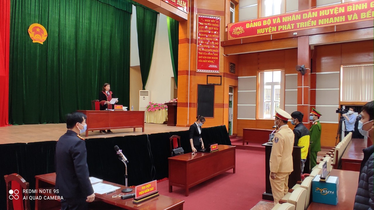 Sau khi trả tiền, bị cáo Tập quay lại chốt, ông Phạm Xuân Lợi - Phó Trưởng Công an xã Tân Việt, Tổ trưởng chốt kiểm soát và một số người khác yêu cầu vào kiểm tra y tế. Không chấp hành, bị cáo tỏ thái độ chống đối và nói với anh Lợi rằng: "Mày là công an à? Tao sợ đéo gì mày", sau đó đấm vào mặt cán bộ công an này. 