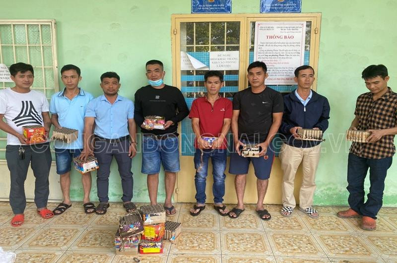 Các đối tượng sử dụng pháo trái phép bị lực lượng Công an phường Phước Tân phát hiện, xử lý. 