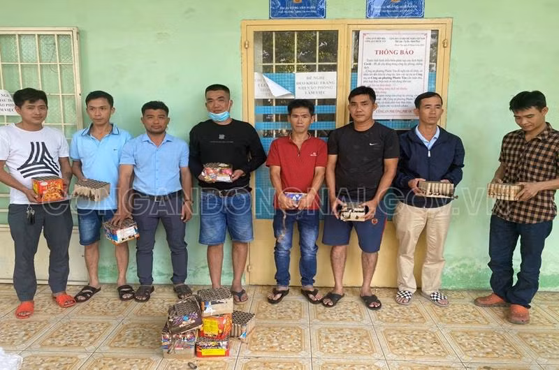 Các đối tượng sử dụng pháo trái phép bị lực lượng Công an phường Phước Tân phát hiện, xử lý. 