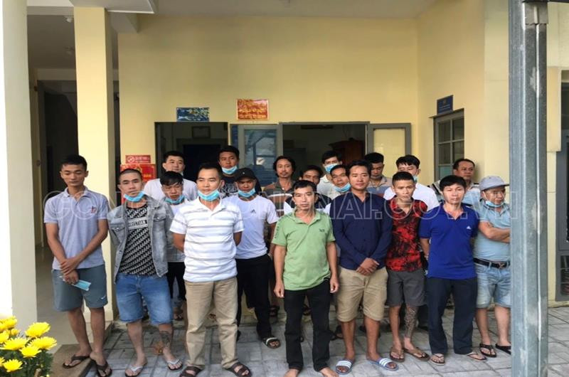 Các đối tượng sử dụng pháo trái phép bị lực lượng Công an phường Long Bình phát hiện, xử lý.