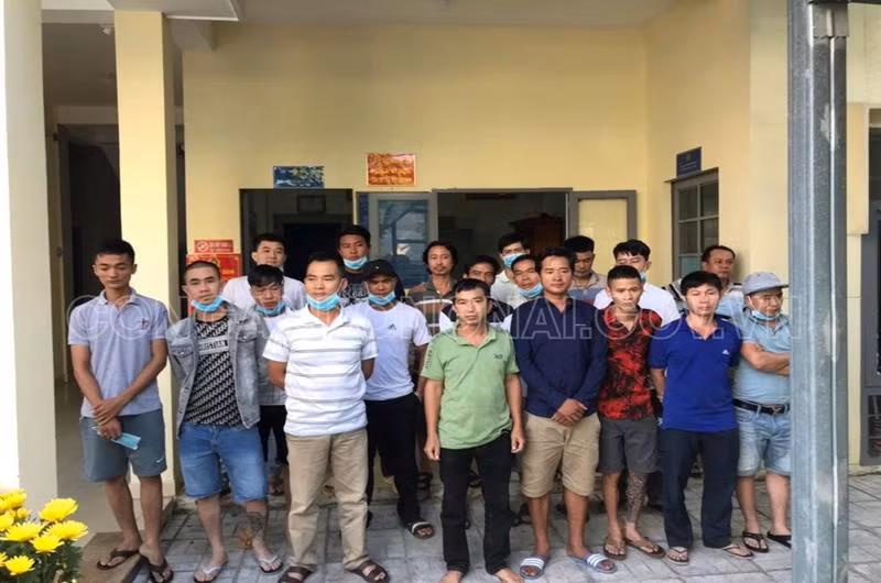 Các đối tượng sử dụng pháo trái phép bị lực lượng Công an phường Long Bình phát hiện, xử lý.