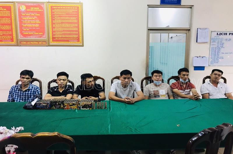 Các đối tượng sử dụng pháo trái phép bị lực lượng Công an phường Hố Nai phát hiện, xử lý. 