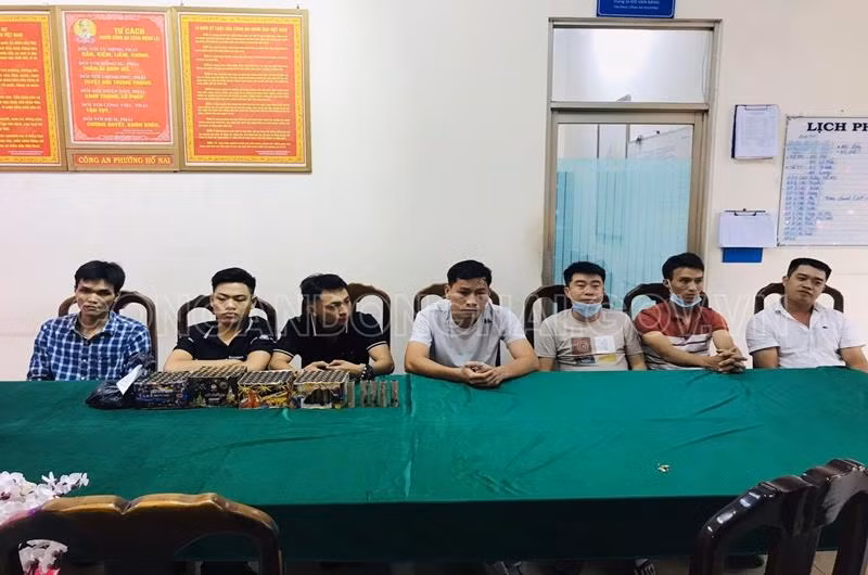 Các đối tượng sử dụng pháo trái phép bị lực lượng Công an phường Hố Nai phát hiện, xử lý. 