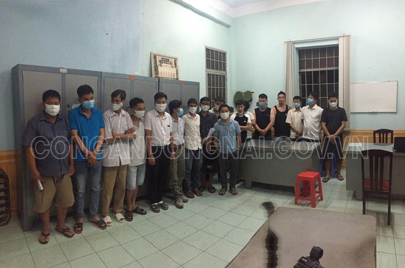 Ngoài ra qua công tác vận động đã có 9 người dân ở phường Tân Phong, Phước Tân, Bửu Long đã giao nộp cho lực lượng Công an 0 phong pháo hoa và 3 bịch pháo banh nổ ngay trước giờ giao thừa.