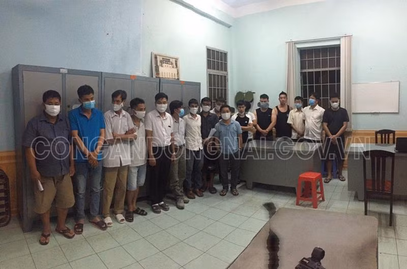 Ngoài ra qua công tác vận động đã có 9 người dân ở phường Tân Phong, Phước Tân, Bửu Long đã giao nộp cho lực lượng Công an 0 phong pháo hoa và 3 bịch pháo banh nổ ngay trước giờ giao thừa.