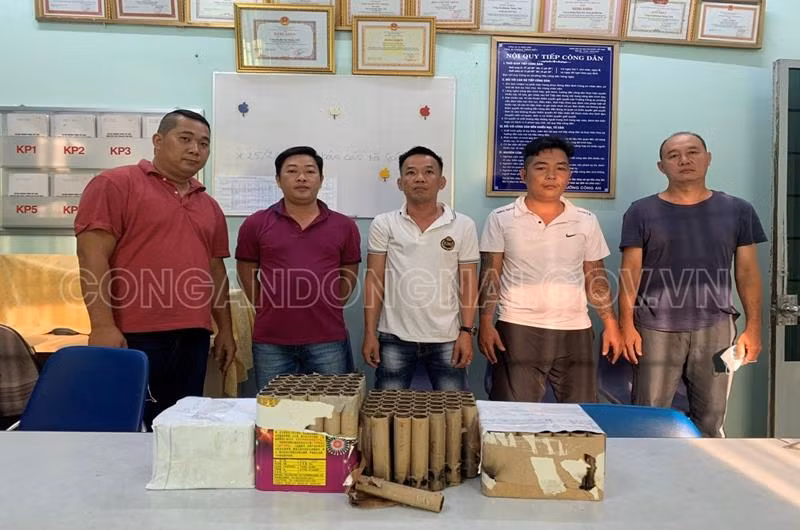 Các đối tượng sử dụng pháo trái phép tại phường Thống Nhất.