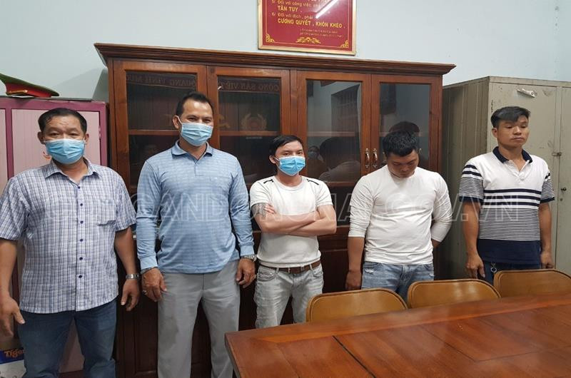 Các đối tượng sử dụng pháo trái phép bị lực lượng Công an phường Tân Hòa phát hiện, xử lý.