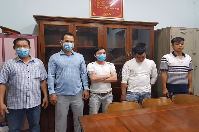 Các đối tượng sử dụng pháo trái phép bị lực lượng Công an phường Tân Hòa phát hiện, xử lý.