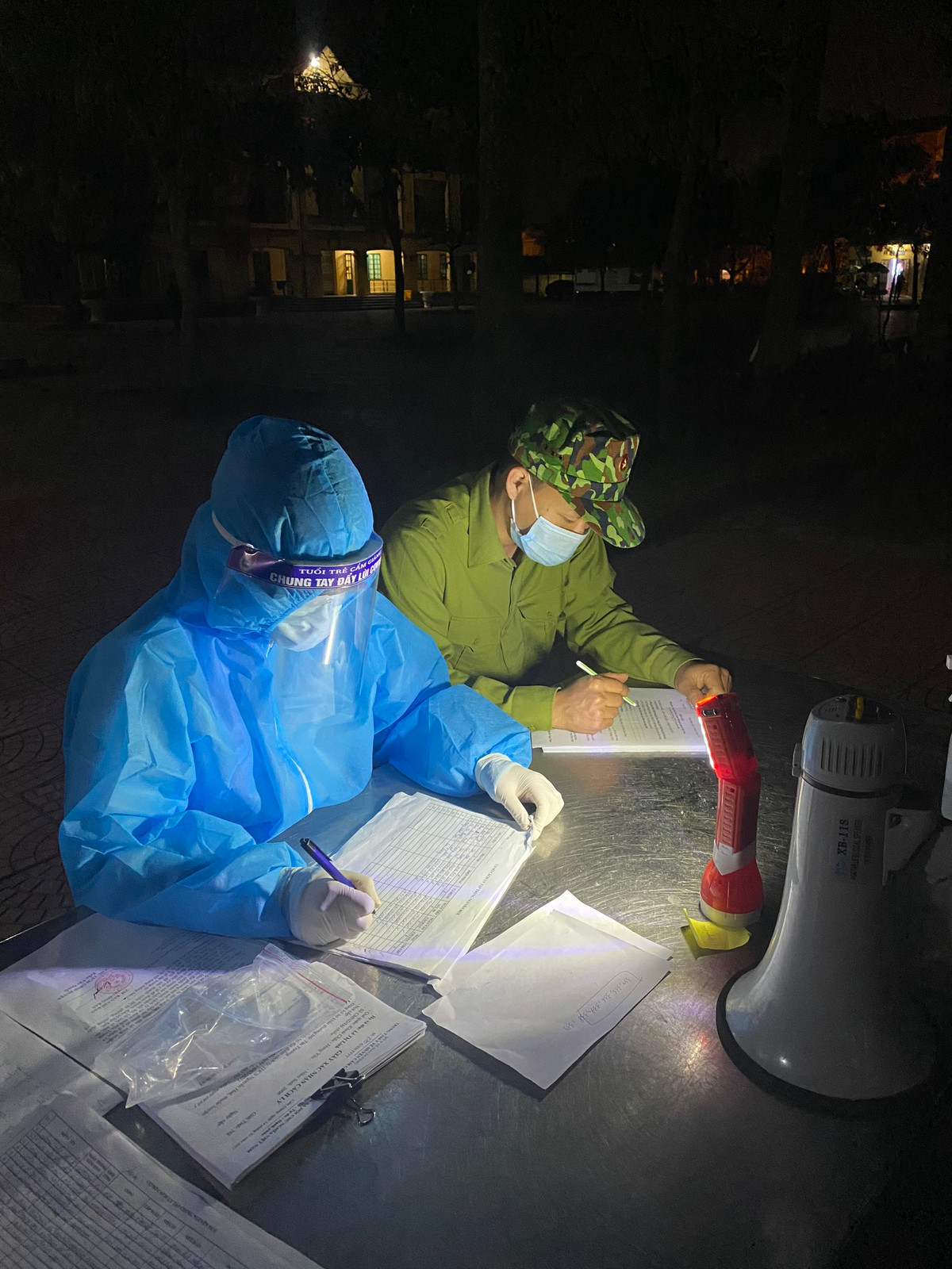 Cam on nhung “thien than khoac ao Blouse trang”-Hinh-5