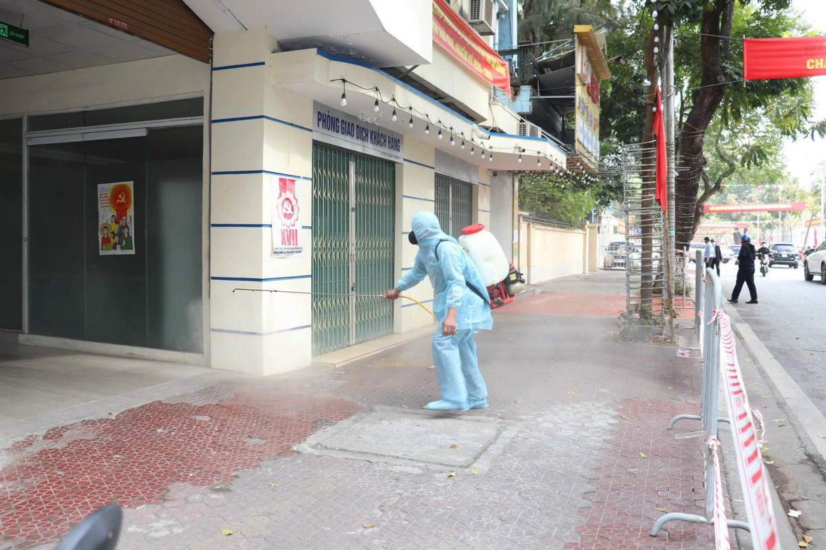 2 can bo dien luc Cam Giang duong tinh COVID-19, cach ly 77 nguoi