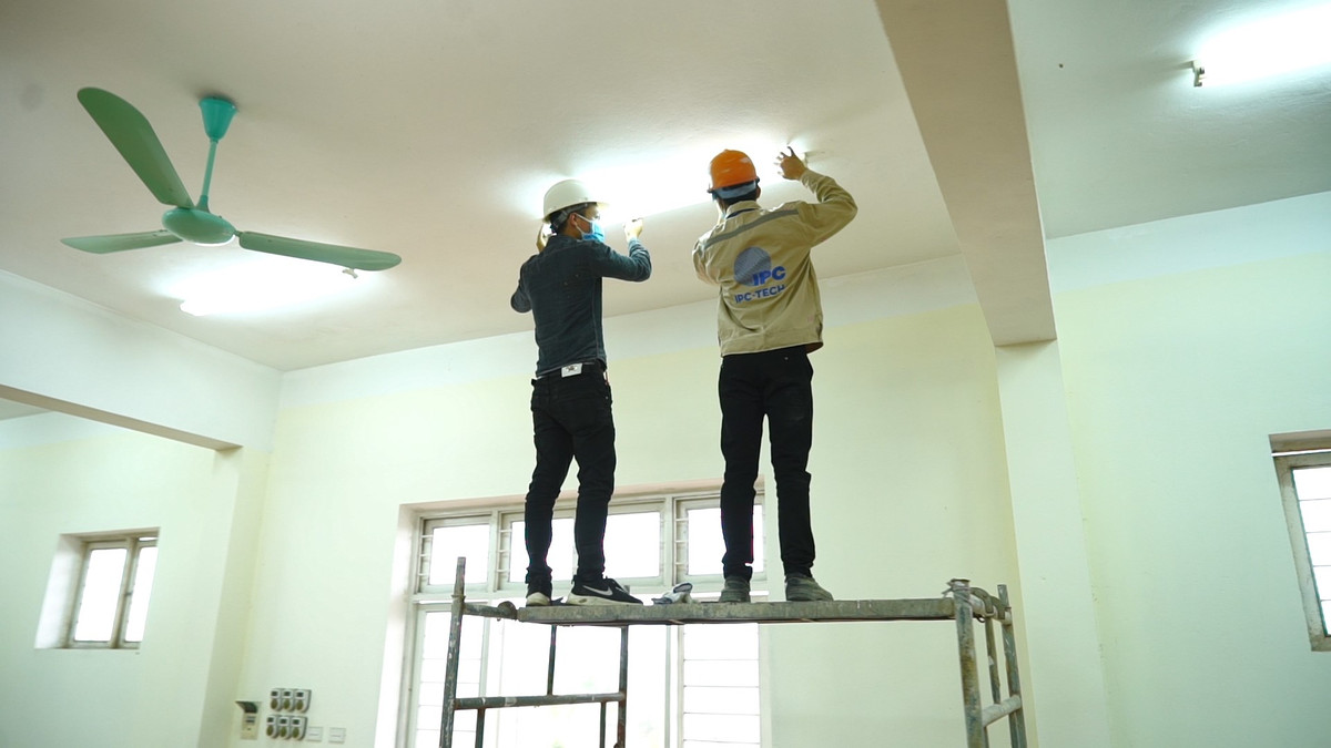 Hệ thống điện của tòa nhà cũng được nâng cấp công suất, từ việc chỉ duy trì đèn chiếu sáng và quạt điện thì nay có thể chạy nhiều loại thiết bị hiện đại phục vụ cho việc vận hành BVDC như: điều hòa, hệ thống kiểm soát, camera, đèn cảnh báo ở những khu bệnh nặng, hệ thống bình nóng lạnh….