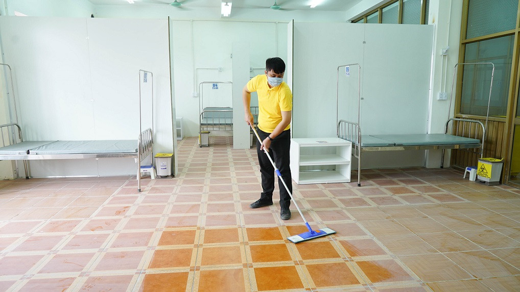 Nền nhà bong tróc đã được cải tạo, lát gạch mới tinh tươm, lau dọn sạch sẽ. Một đoạn đường toàn đá dăm và cỏ dại cạnh khu nhà đã được đổ bê tông, làm mới nhằm tạo điều kiện thuận lợi cho việc vận chuyển bệnh nhân và trang thiết bị y tế...